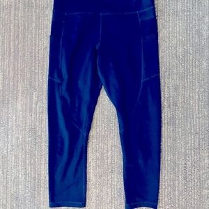 Zyia Active Navy Pocket light n tight capri, 20 inch inseam. size 6-8.